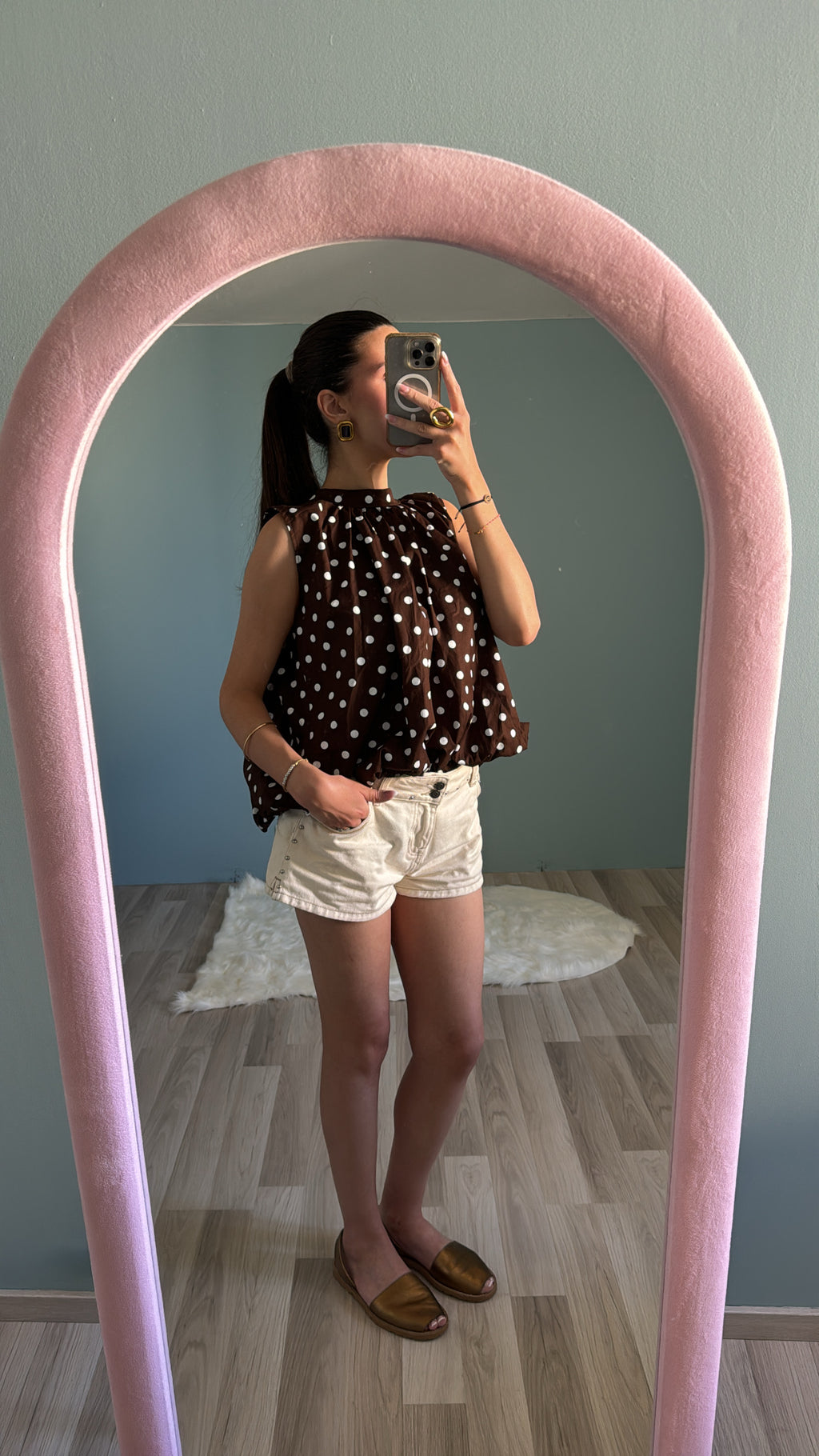 Blouse Léonie chocolat à pois blancs portée avec un short blanc