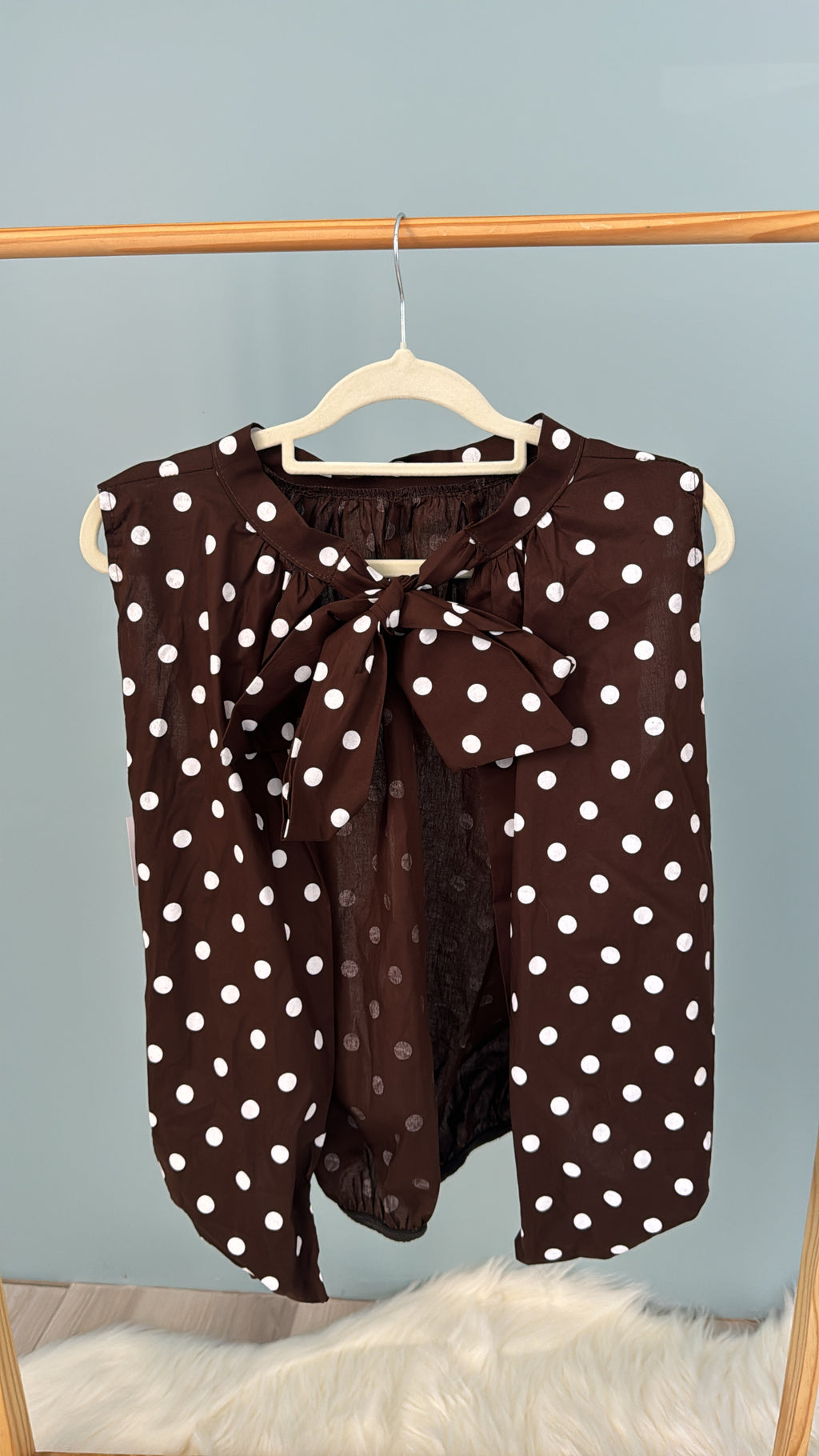 Blouse Léonie chocolat à pois blancs avec nœud au col 