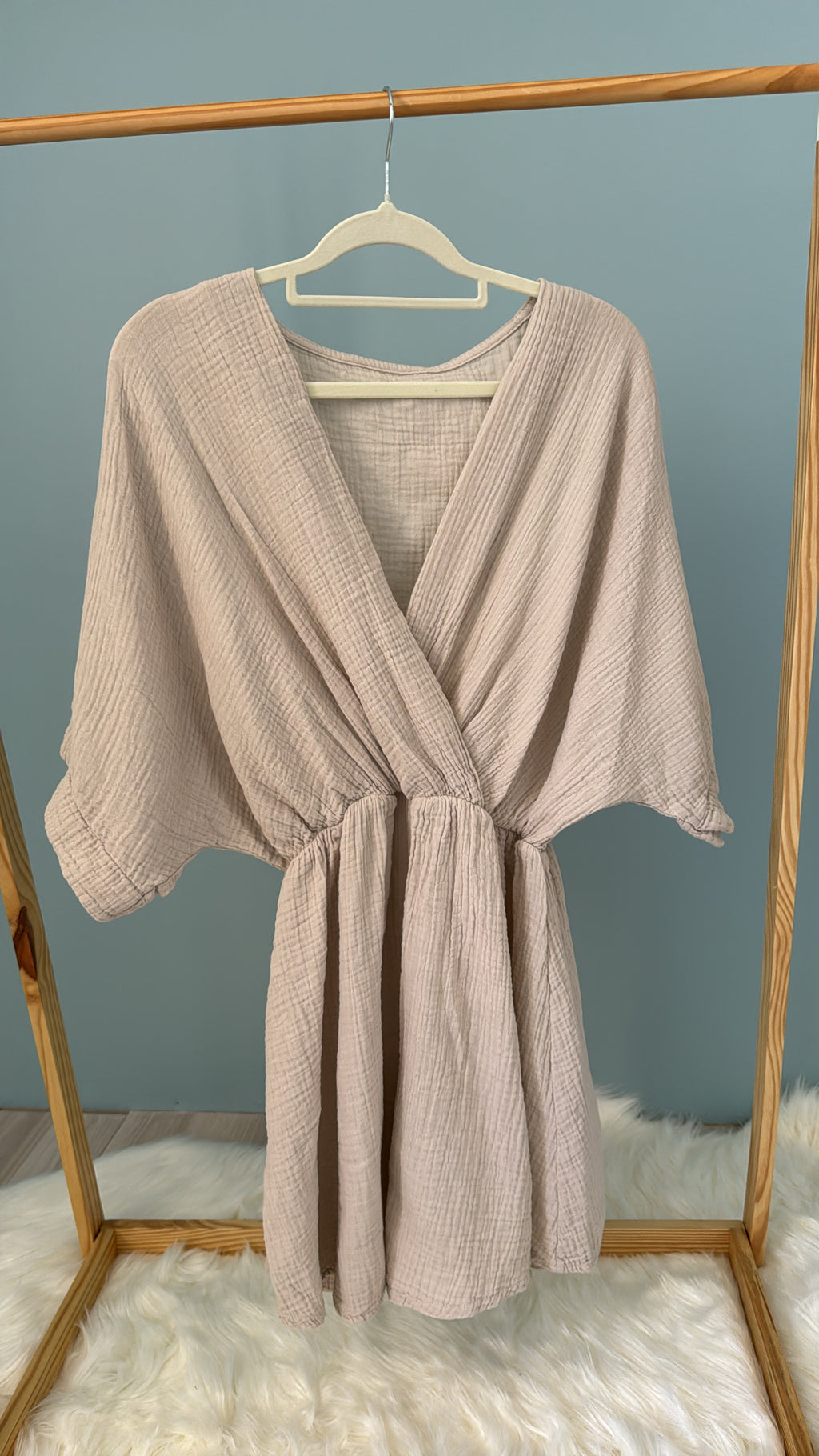 Combishort Paloma beige en coton avec décolleté cache-cœur et manches amples sur cintre