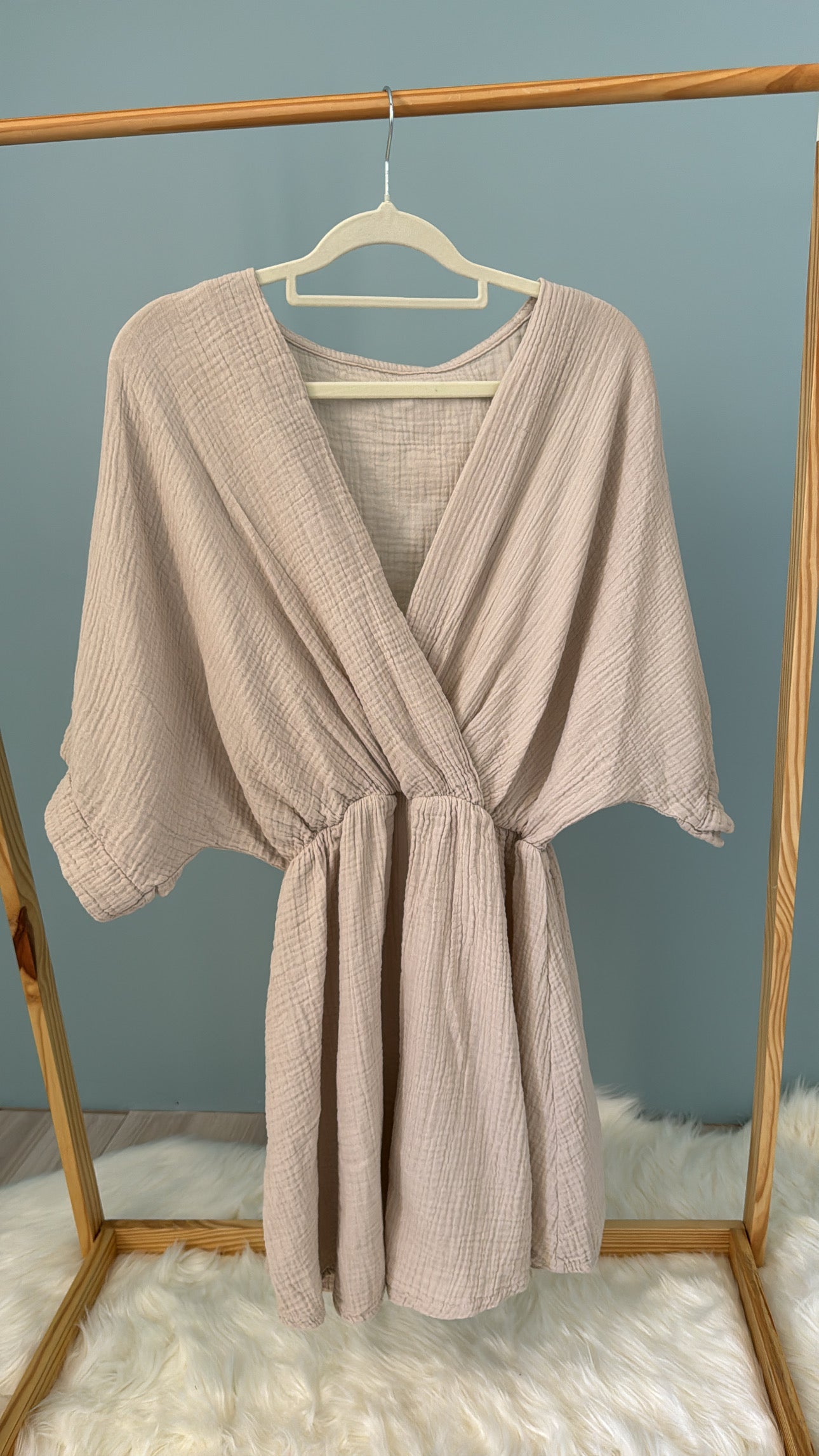Combishort Paloma beige en coton avec décolleté cache-cœur et manches amples sur cintre