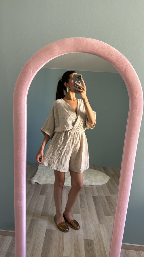 Combishort Paloma beige en coton avec décolleté cache-cœur et manches amples portée 