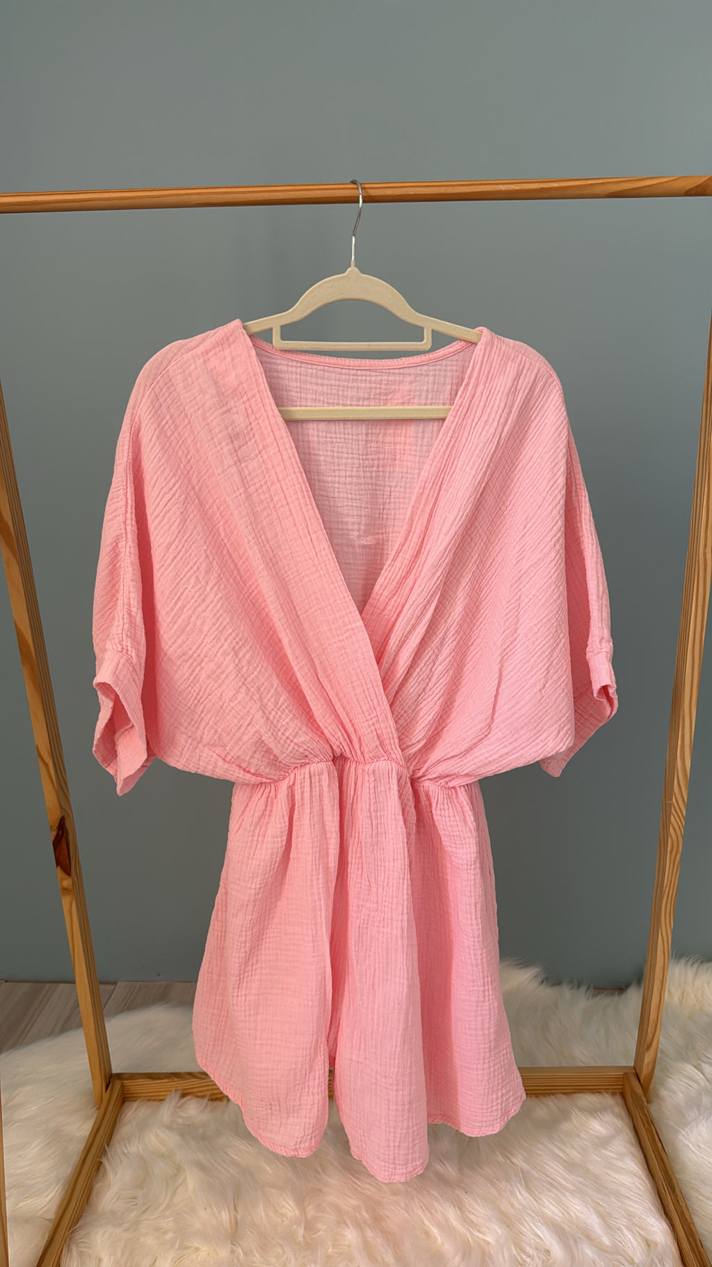 Combishort Paloma rose poudrée en coton avec décolleté cache-cœur et manches amples sur cintre