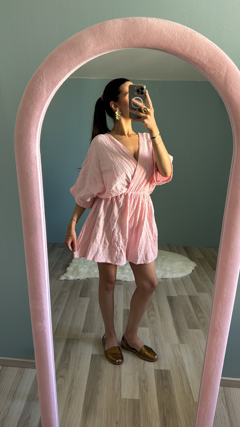 Combishort Paloma rose poudré  en coton avec décolleté cache-cœur et manches amples portée