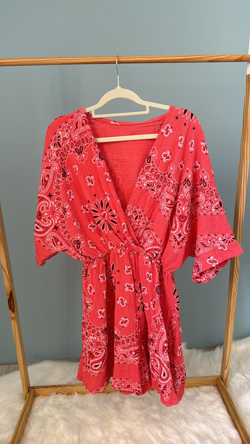 Combi-short rose imprimé bandana en coton avec décolleté cache-cœur et manches amples