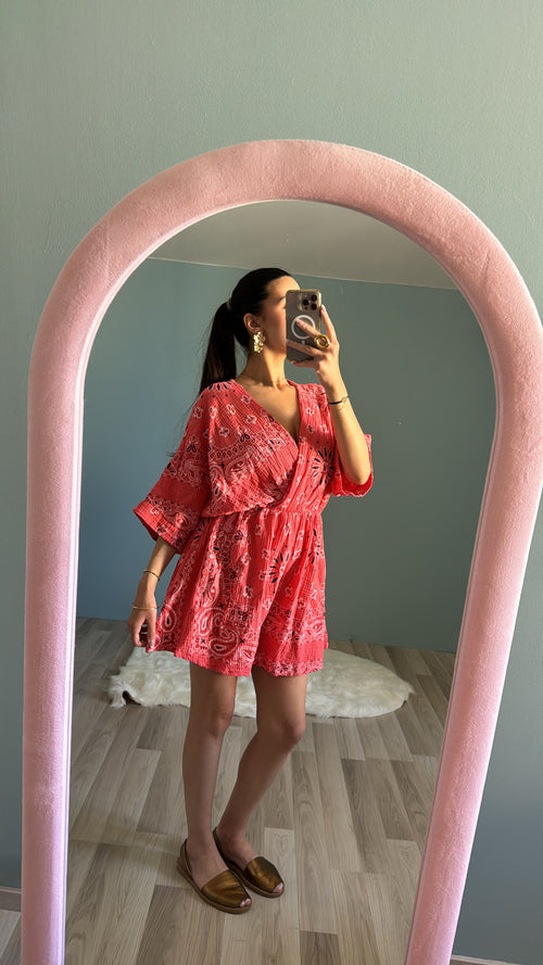 Combi-short rose imprimé bandana en coton avec décolleté cache-cœur et manches amples portée