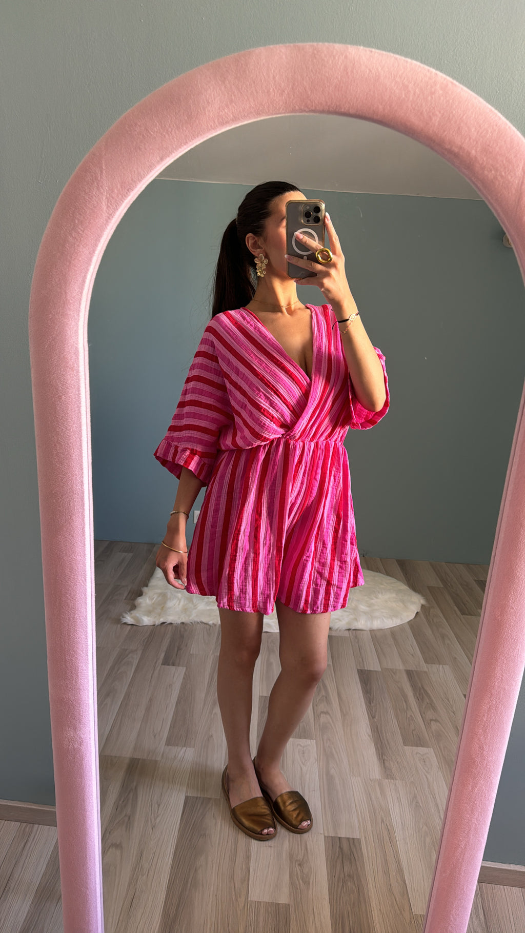 Combi-short rose rayée en coton avec décolleté cache-cœur et manches amples portée 