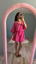 Combi-short rose rayée en coton avec décolleté cache-cœur et manches amples portée 