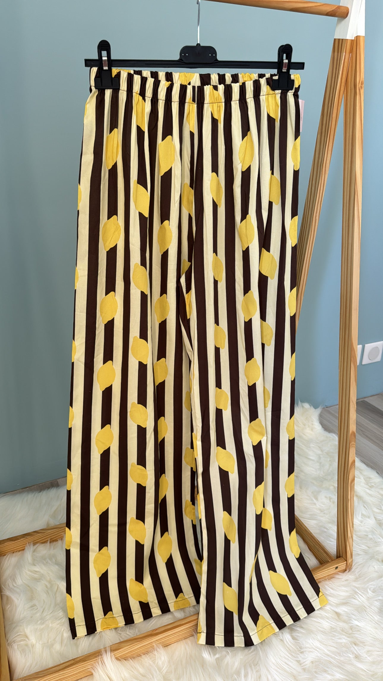 Pantalon Capri marron sur cintre, pantalon fluide à rayures marron et beige avec motif citron