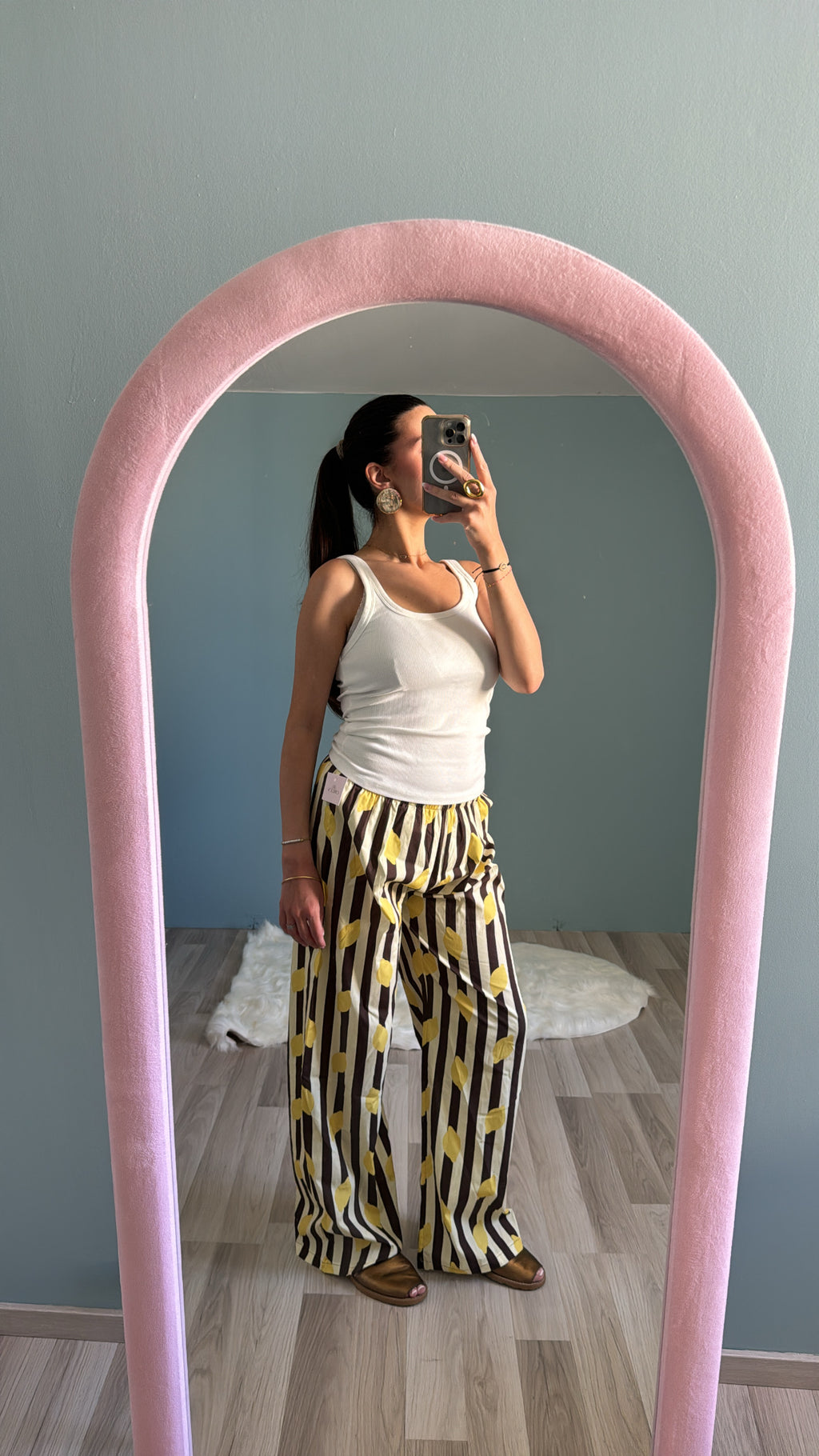 Pantalon Capri marron porté avec imprimé citron et coupe fluide