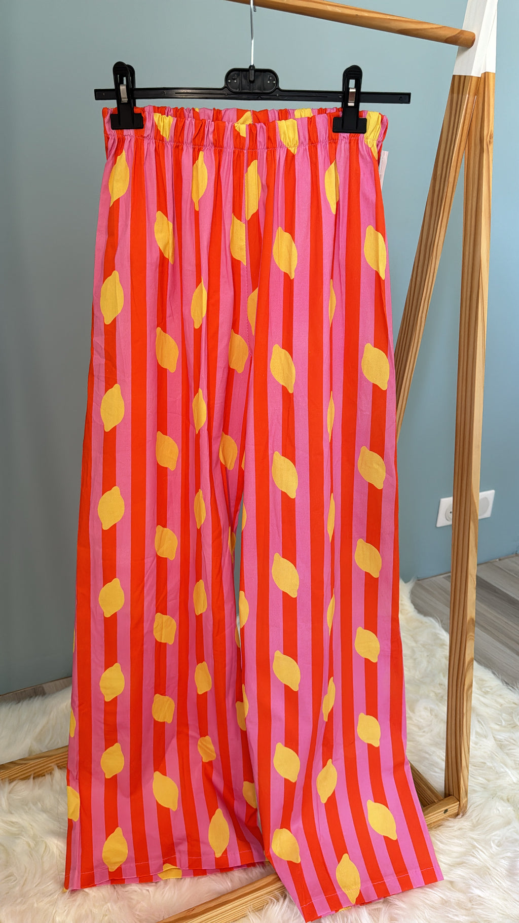 Pantalon Capri rose sur cintre, pantalon fluide à rayures roses et rouges avec motif citron