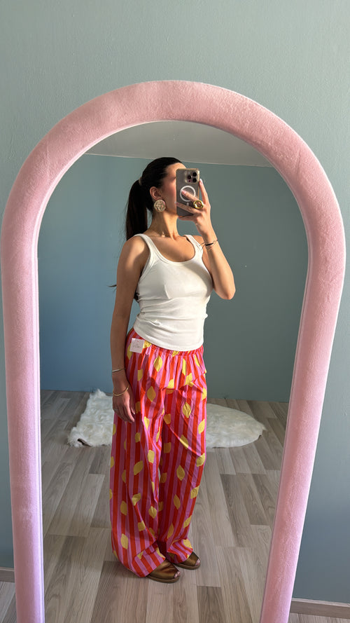 Pantalon Capri rose porté avec imprimé citron et coupe fluide