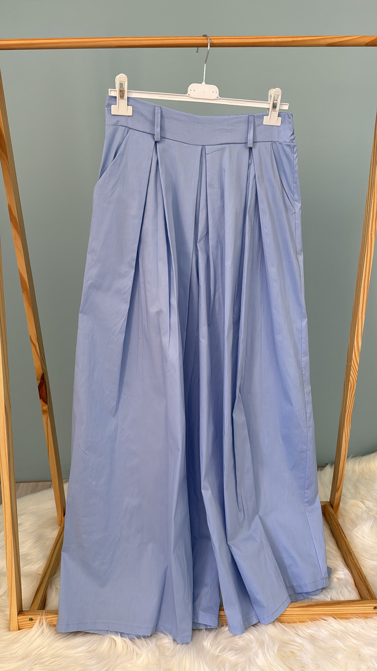 Pantalon Palazzo Elise bleu ciel sur cintre