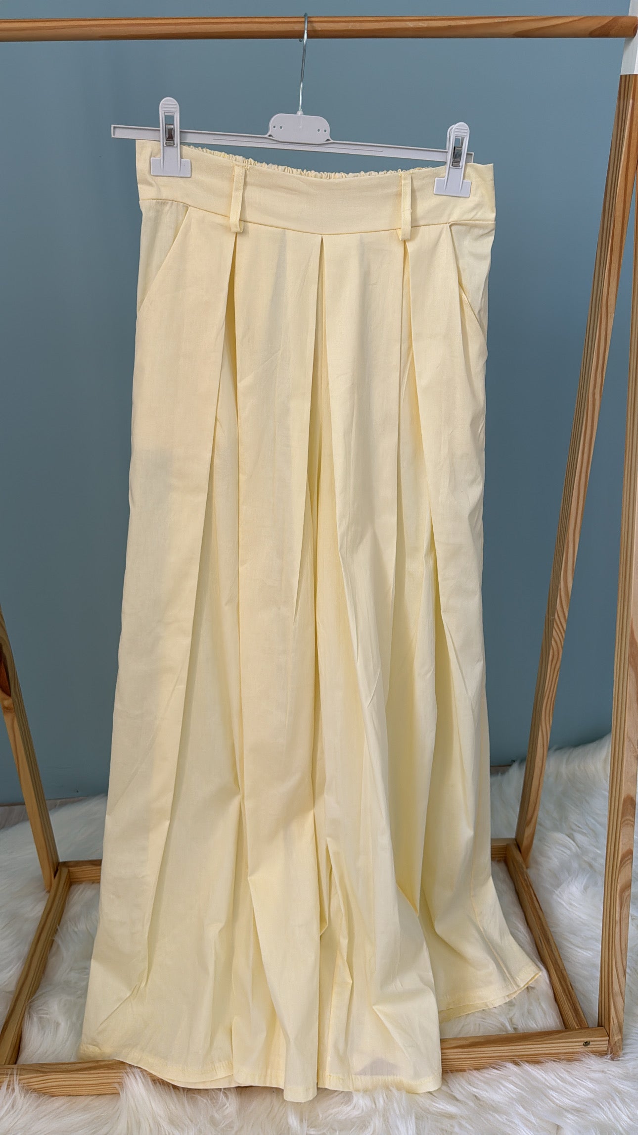 Pantalon Palazzo Elise jaune pastel sur cintre