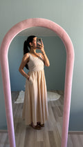Robe Charlotte beige portée, robe longue sans manches à coupe fluide