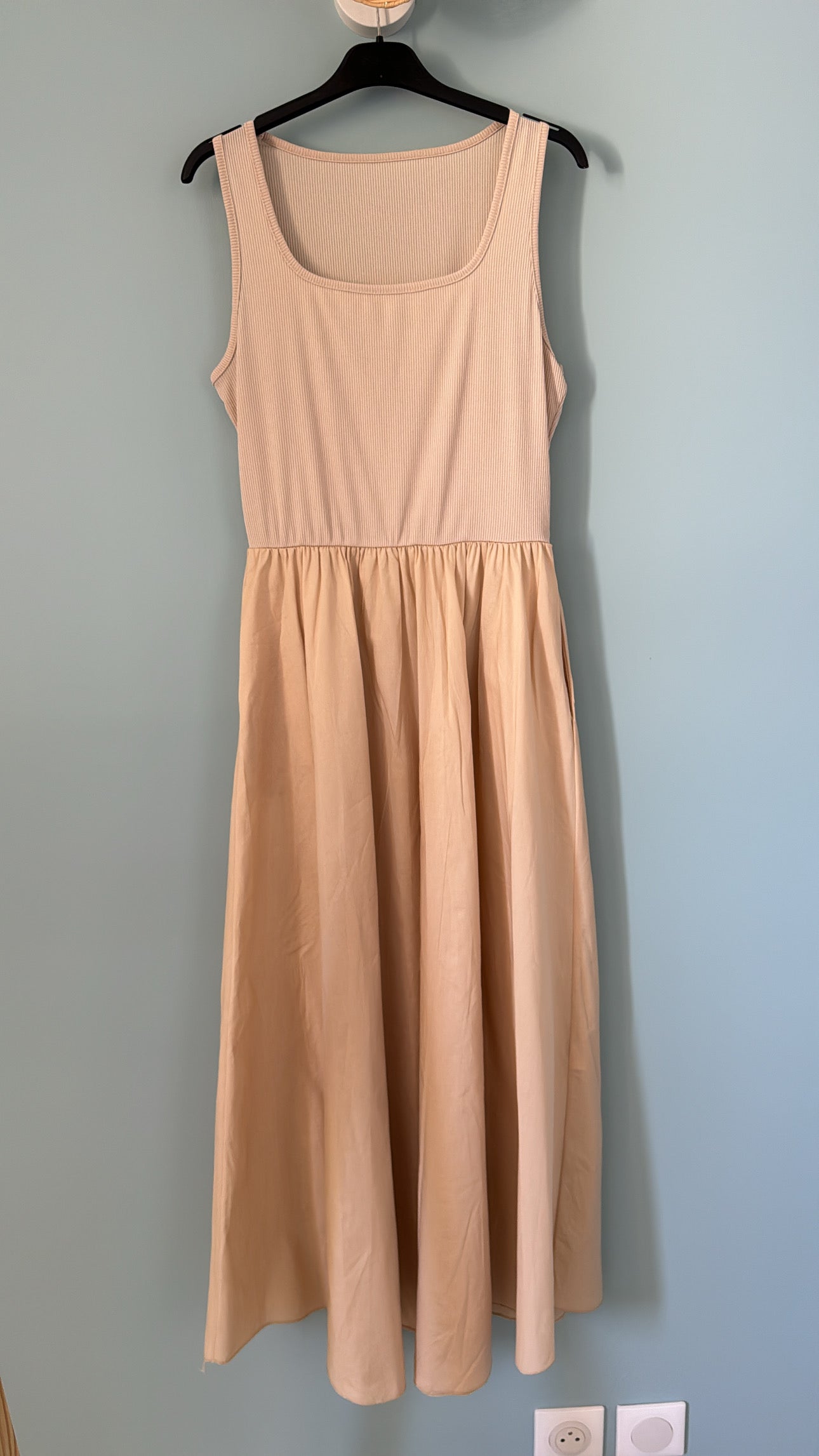 Robe Charlotte beige sur cintre, robe longue sans manches avec poches