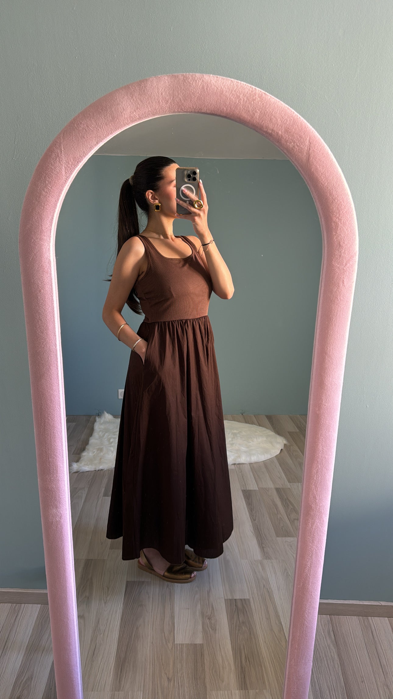 Robe Charlotte marron portée, robe longue sans manches à coupes fluide