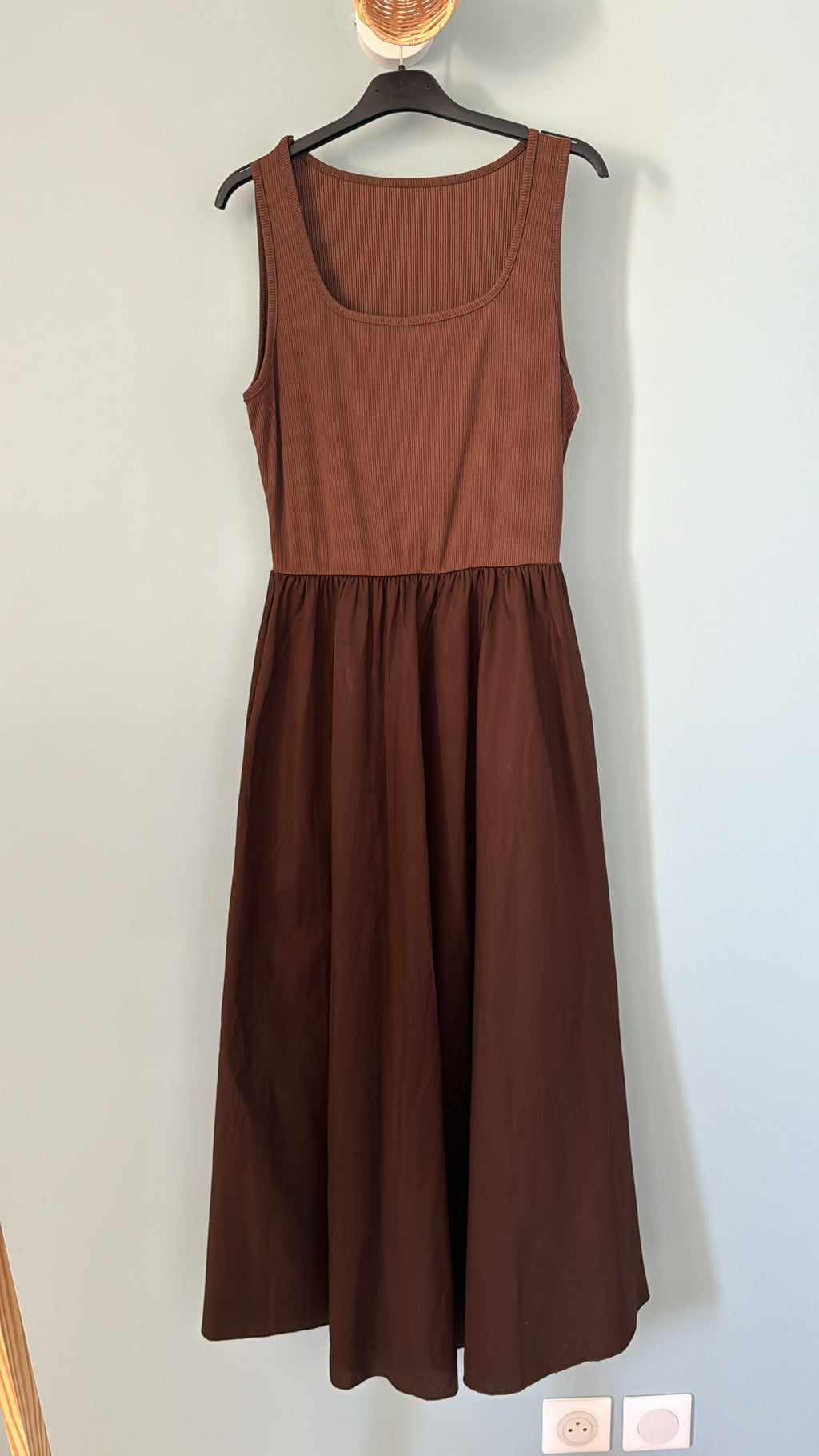 Robe Charlotte marron sur cintre, robe longue sans manches avec poches