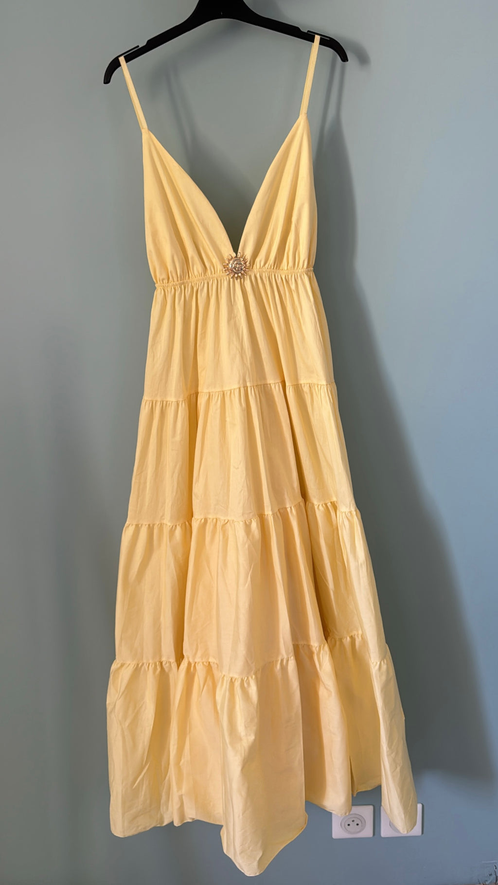 Robe longue soleil jaune pastel sur cintre