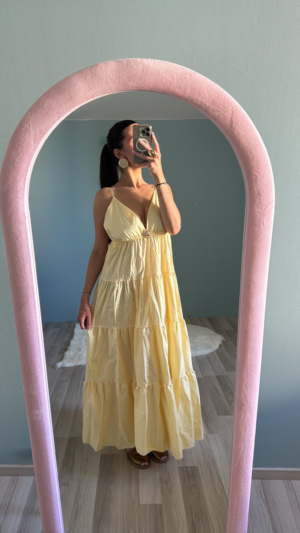Robe longue soleil jaune pastel portée