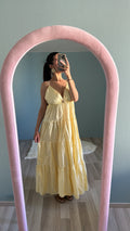 Robe longue soleil jaune pastel portée