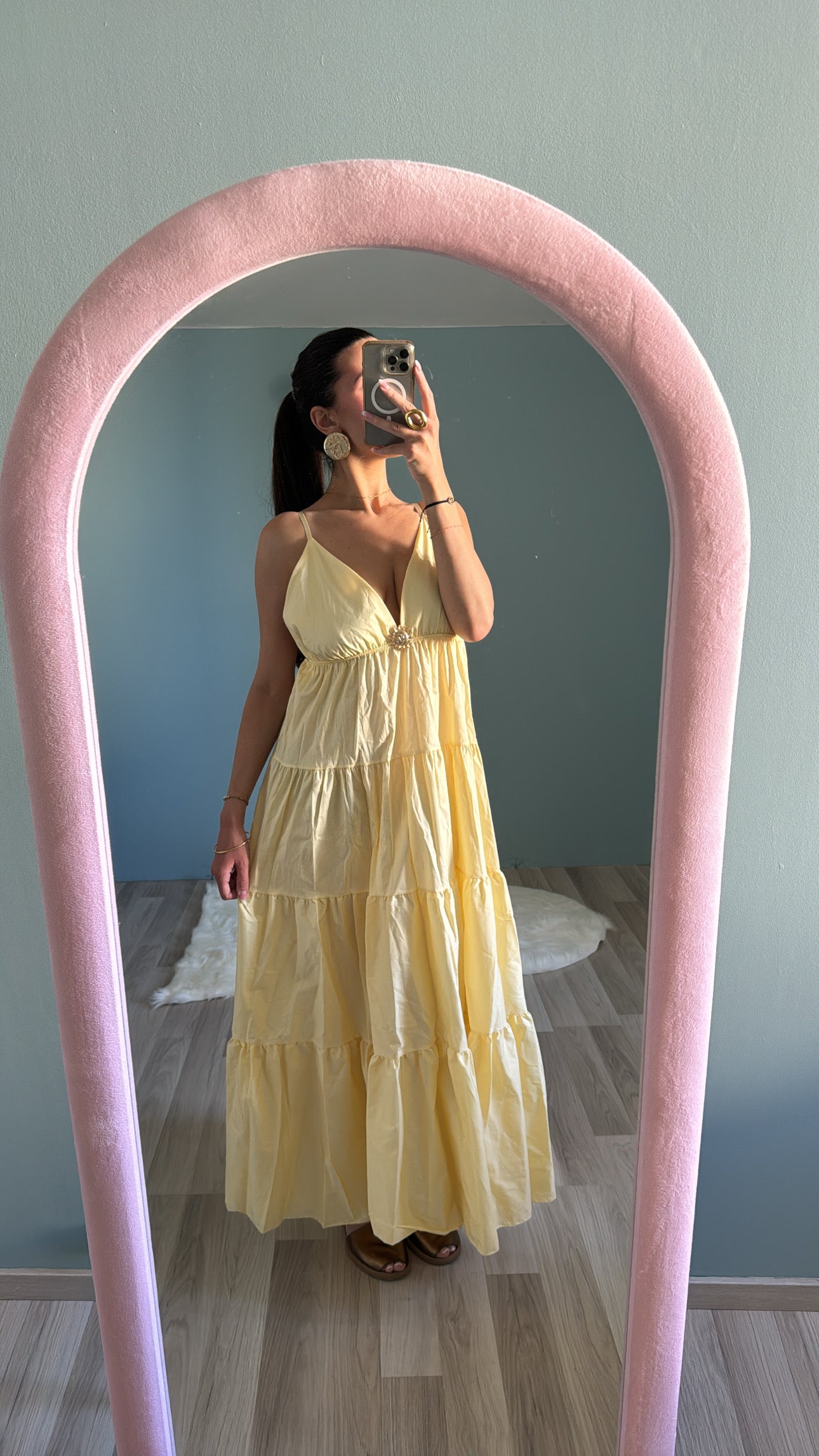 Robe longue soleil jaune pastel portée