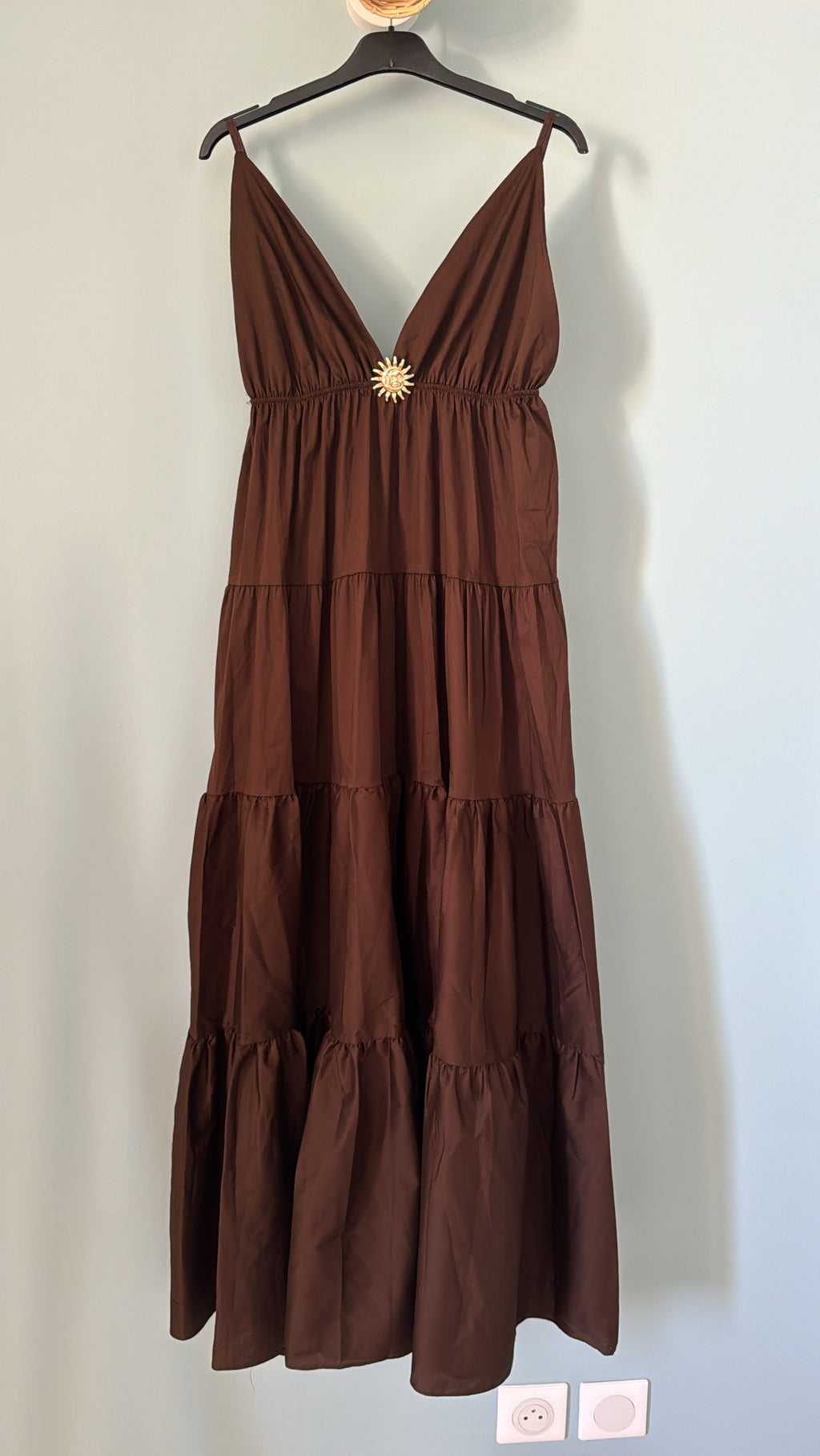 Robe longue soleil marron sur cintre