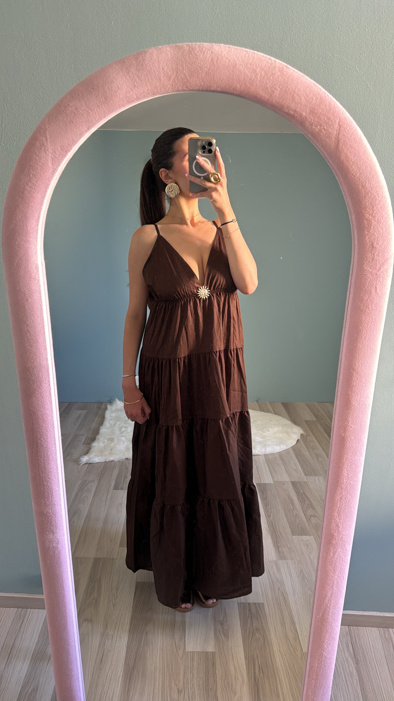Robe longue soleil marron portée