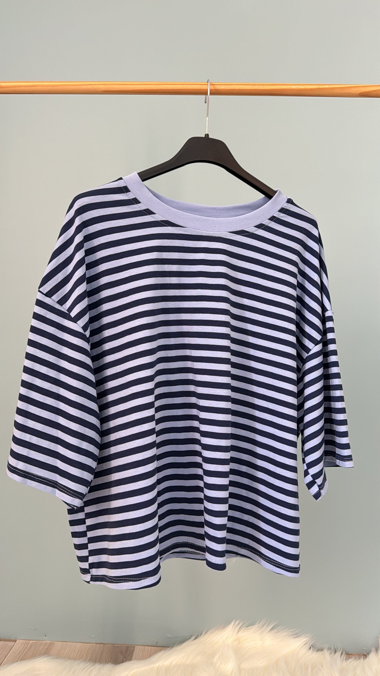 Top Olivia bleu marine sur cintre