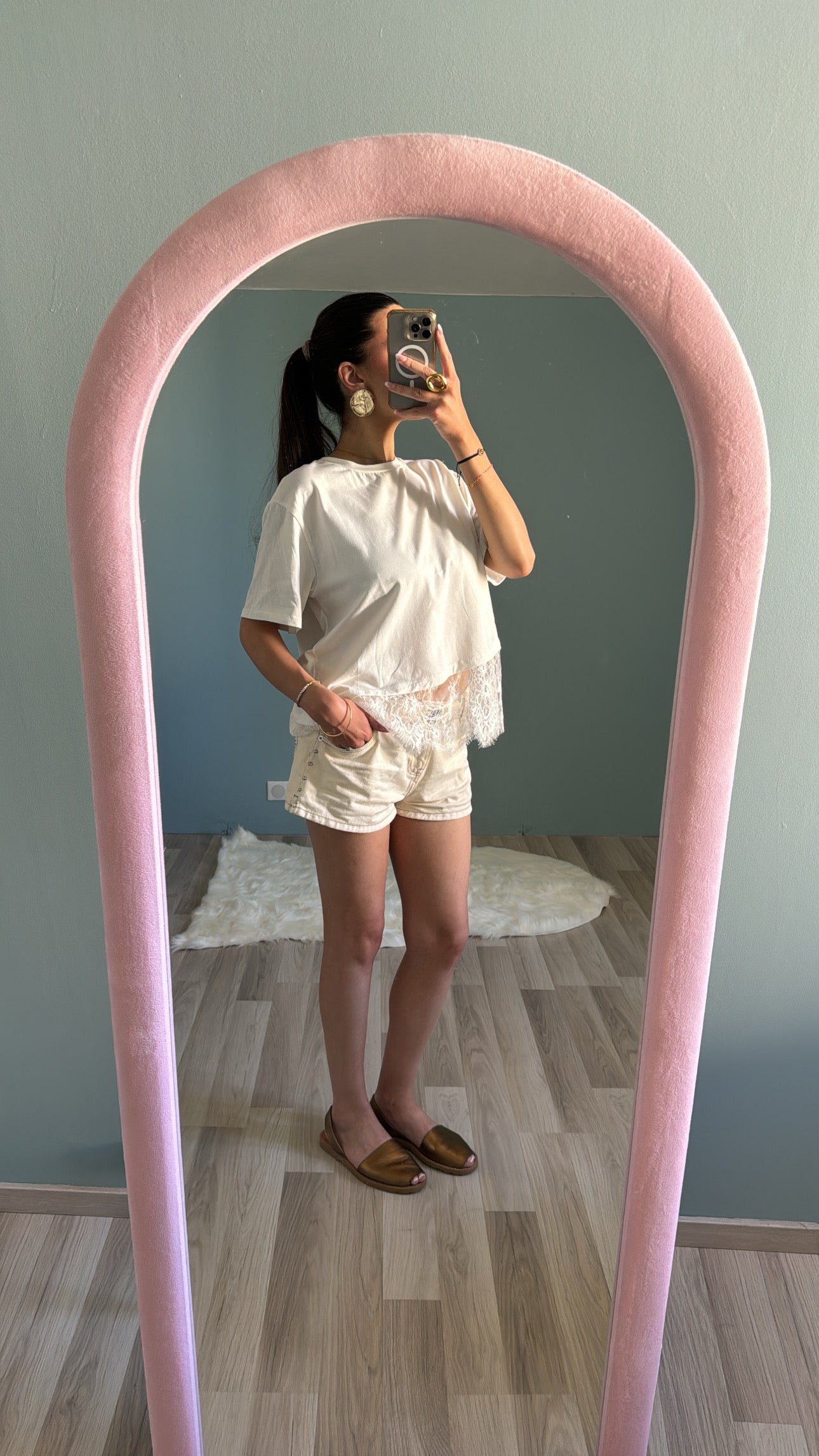 Top Romy blanc avec détail dentelle porté