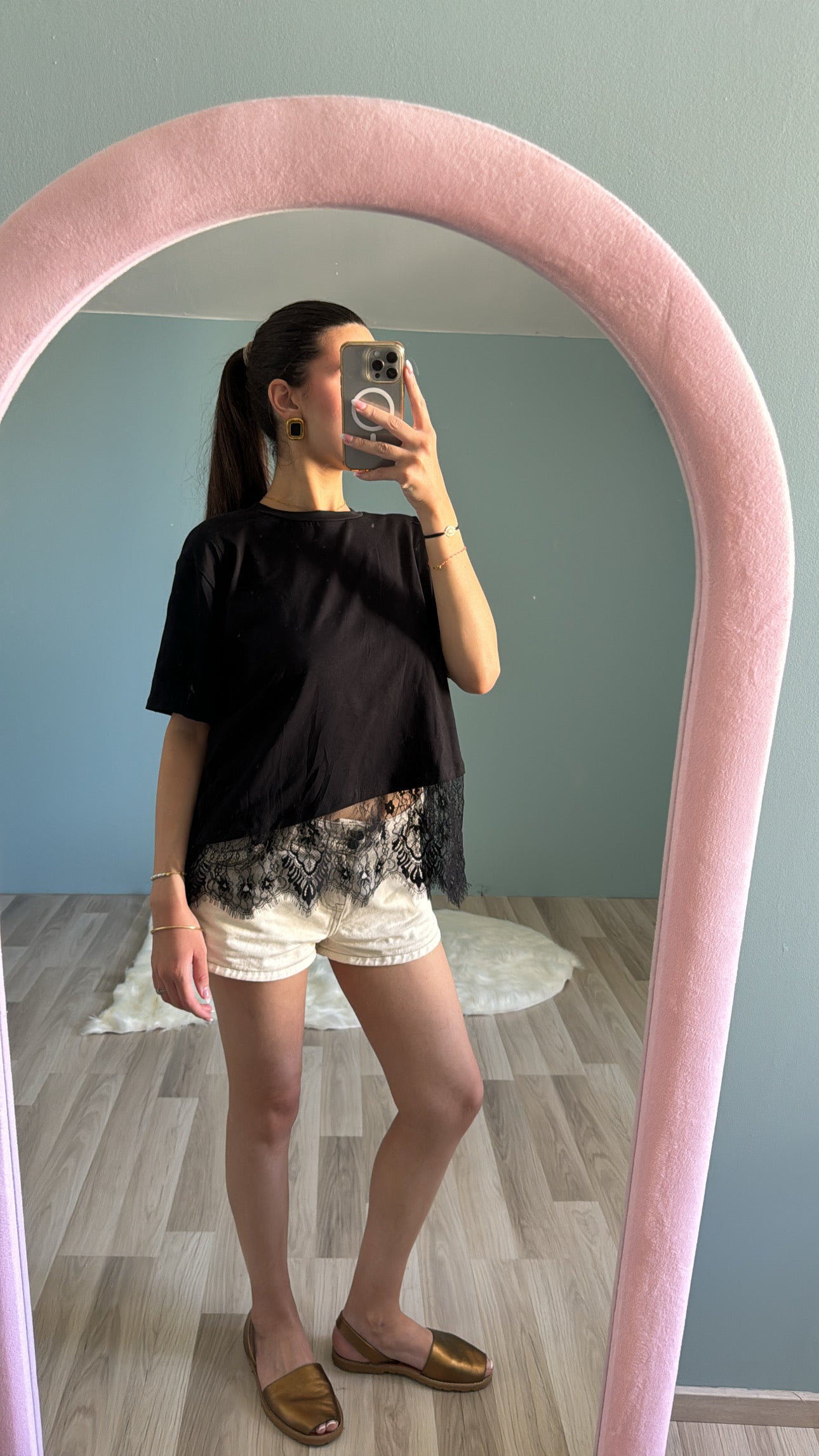 Top Romy noir avec détail dentelle porté
