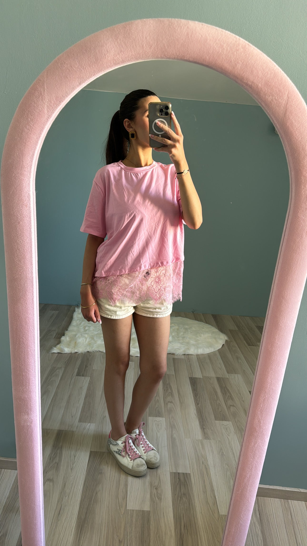 Top Romy Rose avec détail dentelle porté